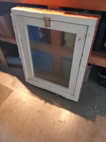 Solide hardhouten kozijn met valraam. beschikbaar voor biedingen