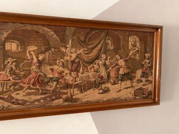 Antiek ingelijst Frans wandtapijt met barscène beschikbaar voor biedingen