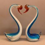 Twee glazen zwanen – blauw, wit en oranje – 20 cm hoog, Ophalen of Verzenden, Zo goed als nieuw, Dier