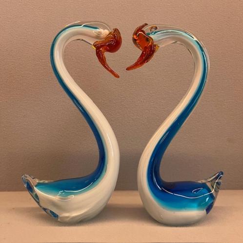 Twee glazen zwanen – blauw, wit en oranje – 20 cm hoog, Verzamelen, Beelden en Beeldjes, Zo goed als nieuw, Dier, Ophalen of Verzenden
