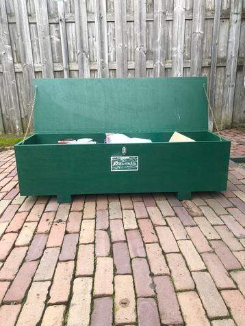 Groene houten kist. beschikbaar voor biedingen