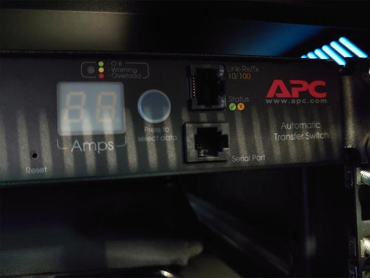 APC Rack Automatic Transfer Switch ATS 1U - uit een NL rack, Computers en Software, Serverkasten, Zo goed als nieuw, Ophalen