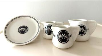 MMH logo Melkkannetjes & Petit Four Bordjes Set beschikbaar voor biedingen