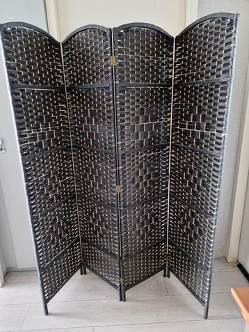 Een zeer leuk bewerkte en een aparte mooie kamerscherm  beschikbaar voor biedingen