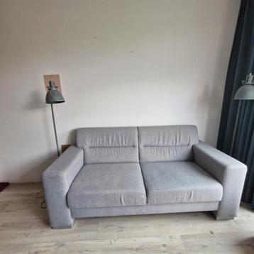 Grijze 2-zits bank beschikbaar voor biedingen