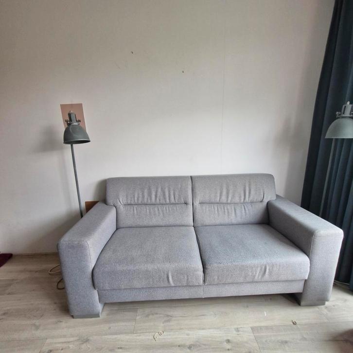 Grijze 2-zits bank, Huis en Inrichting, Banken | Sofa's en Chaises Longues, Gebruikt, Tweepersoons, 150 tot 200 cm, 75 tot 100 cm