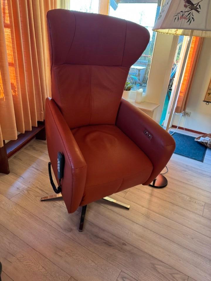 Relax, sta-op stoel electrisch verstelbaar, Huis en Inrichting, Fauteuils, Zo goed als nieuw, Leer, 50 tot 75 cm, Minder dan 75 cm