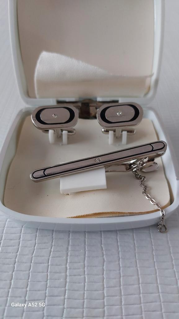 Manchetknopen en dasspeld set, Kleding | Heren, Stropdassen, Zo goed als nieuw, Effen, Zwart, Ophalen of Verzenden