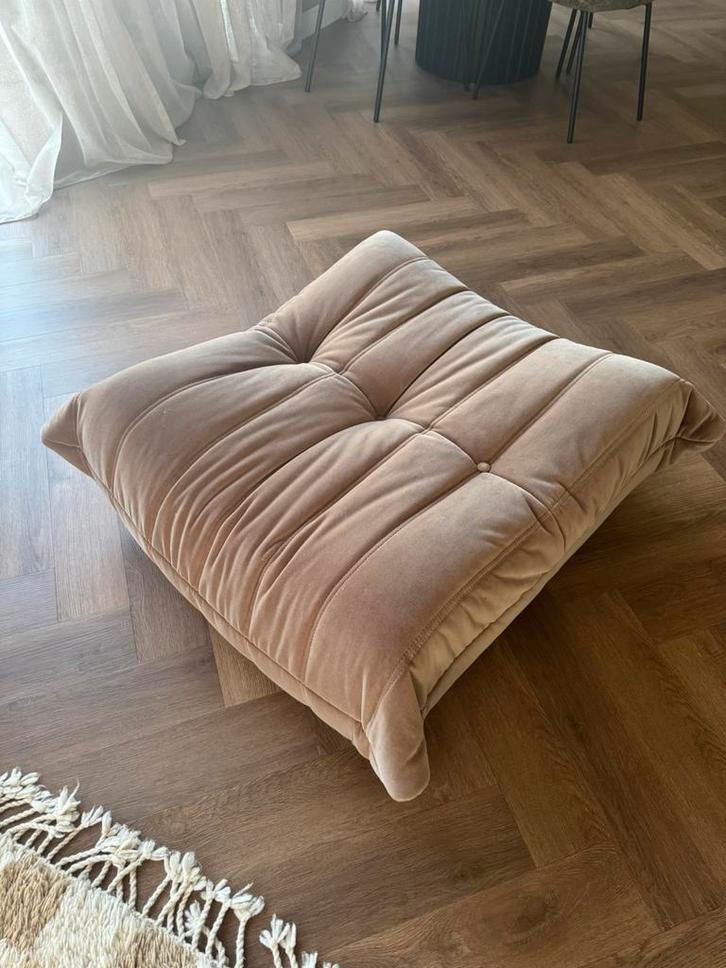 Poef Togo Ligne Roset, Huis en Inrichting, Banken | Sofa's en Chaises Longues, Zo goed als nieuw, Eenpersoons, Minder dan 150 cm