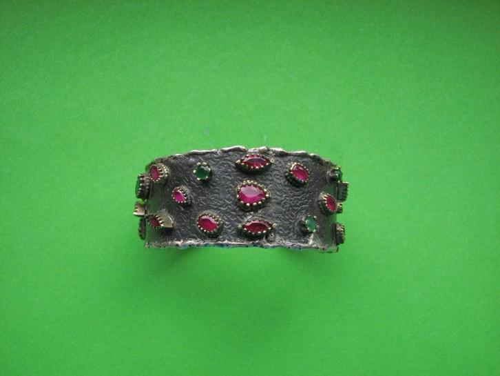 Prachtige Zware Brede Zilver Armband - Robijn en Smaragd, Sieraden, Tassen en Uiterlijk, Antieke sieraden, Armband, Zilver, Met edelsteen