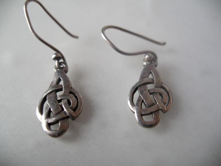 Een paar mooie Zilveren Oorbellen met Keltische Knoop, Sieraden, Tassen en Uiterlijk, Antieke sieraden, Oorbellen, Zilver, Verzenden