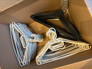 Hele doos kleedhangers (>120) beschikbaar voor biedingen