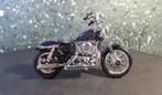 Harley Davidson Seventy two 2013 blauw 1:18 Maisto, Hobby en Vrije tijd, Modelauto's | 1:18, Verzenden, Nieuw, Motor, Maisto