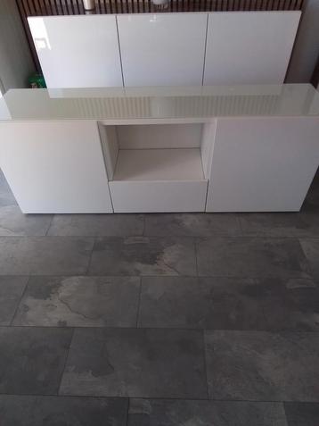Besta tv meubel/hang dressoir met melk glasplaat
