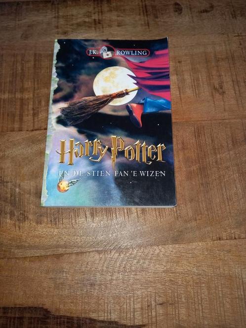 J.K. Rowling - Harry Potter en de stien fan e wizen, Boeken, Kinderboeken | Jeugd | 13 jaar en ouder, Zo goed als nieuw, Ophalen of Verzenden