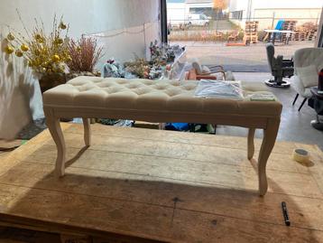 Bank voor tafel of bed of hal beschikbaar voor biedingen