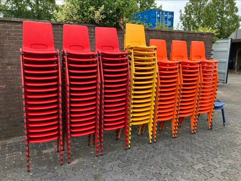 Stapelstoelen rood geel oranje kantinestoelen stapelbare, Huis en Inrichting, Stoelen, Nieuw, Vijf, Zes of meer stoelen, Kunststof