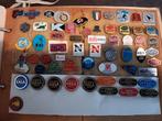 Map met pins uit nalatenschap, Verzamelen, Speldjes, Pins en Buttons, Ophalen of Verzenden, Zo goed als nieuw