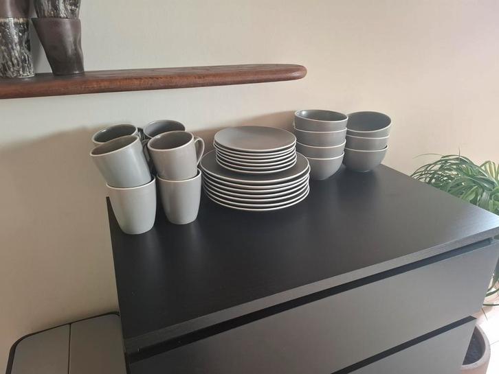 Grijs Oslo Servies!, Huis en Inrichting, Keuken | Servies, Zo goed als nieuw, Compleet servies, Effen, Aardewerk, Ophalen