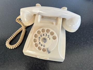 Oude PTT telefoon, met draaischijf. beschikbaar voor biedingen