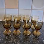 8 vintage bruine borrelglaasjes op voet, Ophalen of Verzenden, Zo goed als nieuw, Borrel- of Shotglas