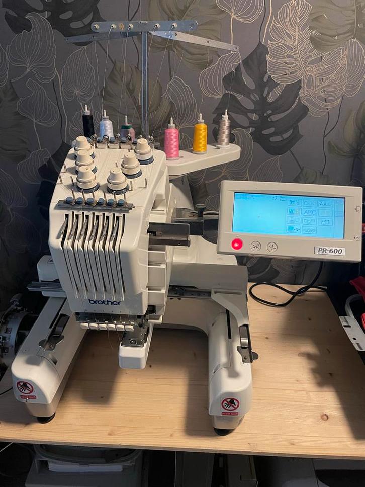 Brother PR-600 Borduurmachine met Cap Drive & Hoops, Hobby en Vrije tijd, Borduren en Borduurmachines, Gebruikt, Borduurmachine