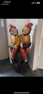 2 muziek makende clowns zittend op een oude bierton.(Houten), Ophalen