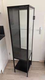 RUDSTA vitrinekast zwart, Huis en Inrichting, Kasten | Vitrinekasten, Ophalen, Minder dan 50 cm, Gebruikt, Glas