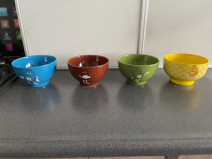 4 kommen en 2 bekers van M&M’s, Huis en Inrichting, Keuken | Servies, Zo goed als nieuw, Kom(men), Overige stijlen, Overige materialen