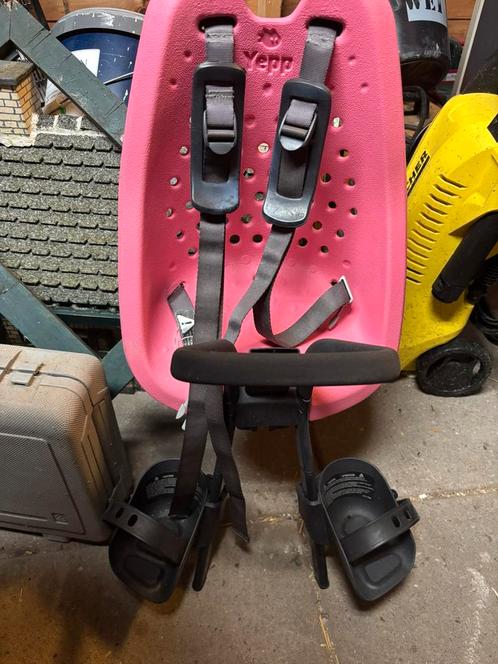 thule yepp voorzitje roze, Fietsen en Brommers, Fietsaccessoires | Fietsstoeltjes, Zo goed als nieuw, Voorzitje, 0 t/m 18 kg, Voetsteuntjes