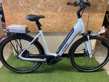 CUBE SUPREME HYBRID NIEUW 56 CM DAMESFIETS 500WH BELT DRIVE beschikbaar voor biedingen