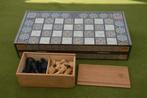 Prachtig vintage bewerkt schaakbord inklapbaar met backgammo, Een of twee spelers, Ophalen of Verzenden, Gebruikt