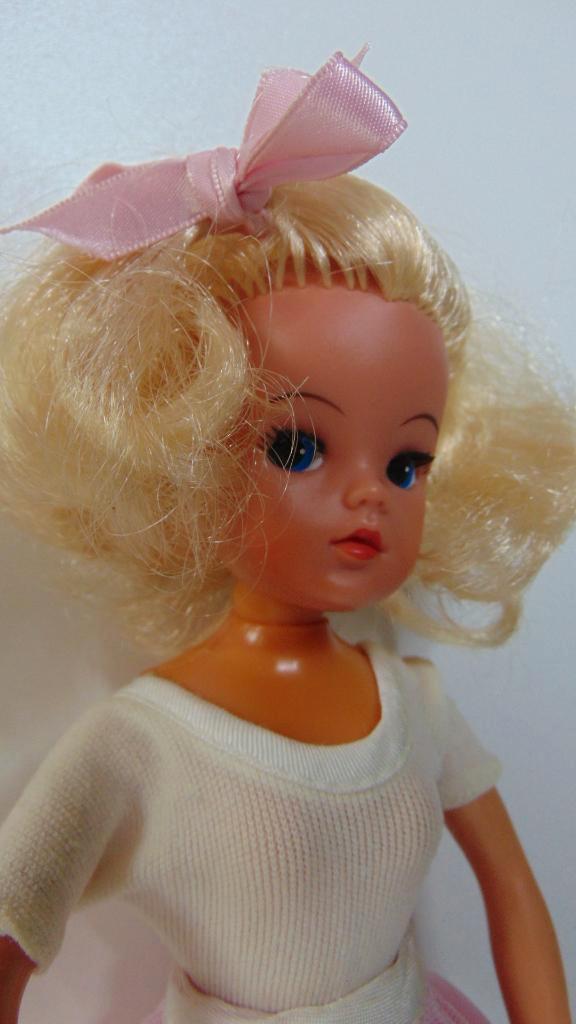 Sindy Barbie pop Ballerina hard hoofdje met standaart, Verzamelen, Poppen, Gebruikt, Pop, Ophalen of Verzenden