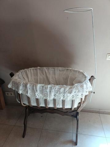 Retro Baby Wieg in Zeer Goede Staat beschikbaar voor biedingen