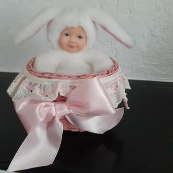 Anne Geddes konijntje in rieten mandje  beschikbaar voor biedingen