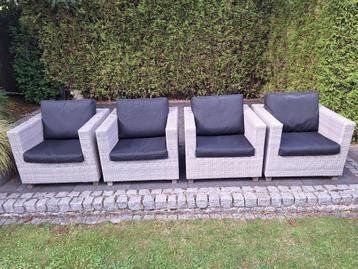 4 Grote grijze tuinstoelen met zwarte kussens. 4 x tuinstoel beschikbaar voor biedingen