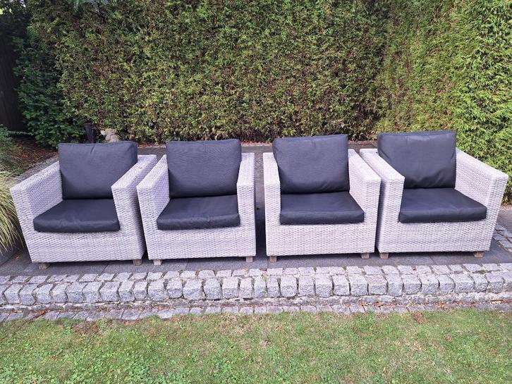 4 Grote grijze tuinstoelen met zwarte kussens. 4 x tuinstoel, Tuin en Terras, Tuinstoelen, Gebruikt, Wicker, Ophalen