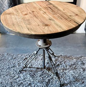 Industriële Bijzettafel beschikbaar voor biedingen