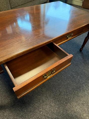 Vintage Salontafel met Lades beschikbaar voor biedingen