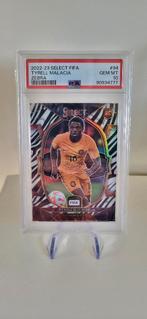 2022 Panini Select Tyrell Malacia Zebra /25 Nederland PSA 10, Verzenden, Nieuw, Overige binnenlandse clubs, Poster, Plaatje of Sticker