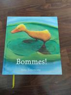J. Simmons - Bommes!, Ophalen of Verzenden, Zo goed als nieuw, J. Simmons