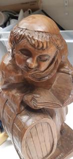 Houten Monnik Skulptuur met boek  & Wijnvat, Ophalen of Verzenden