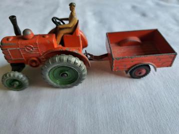 Dinky toys  Field Marshal tractor met aanhanger.  beschikbaar voor biedingen