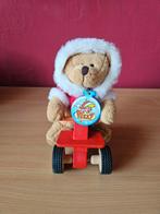 Pluche beer in kerstpak op quad met houder rugzakje, Ophalen of Verzenden, Gebruikt