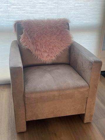 Nog mooie bruine suede fauteuil beschikbaar voor biedingen