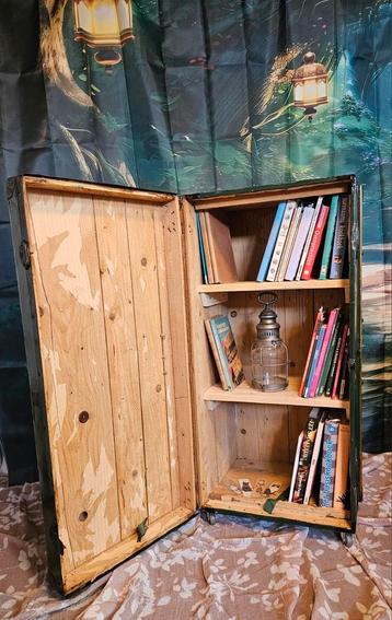 Unieke boekenkast van vintage (hut)koffer. beschikbaar voor biedingen