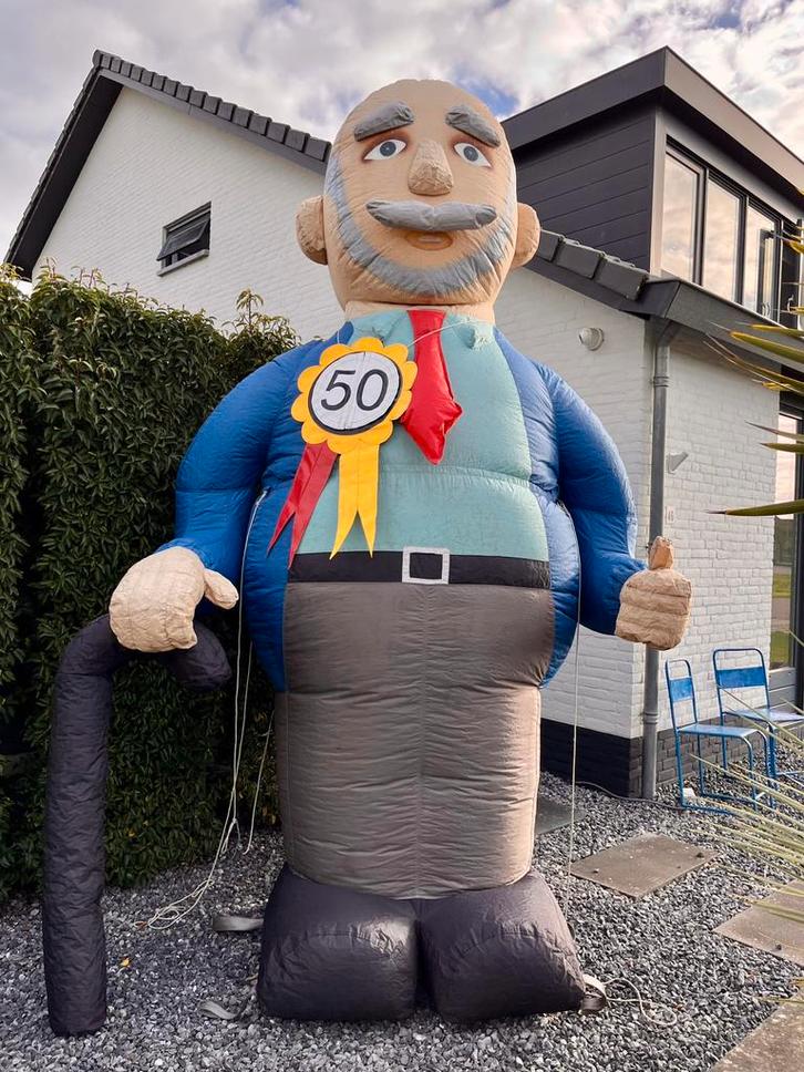 Te huur - Abraham opblaaspop incl leeftijd badge, Hobby en Vrije tijd, Feestartikelen | Verhuur, Zo goed als nieuw, Abraham of Sarah