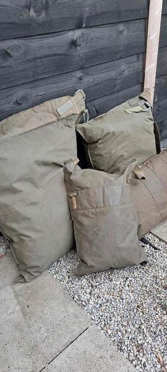 Stoere legerkussens, van gebruikt legermateriaal. beschikbaar voor biedingen