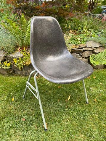 Eames Fiberglas Cair Elephant Grey beschikbaar voor biedingen