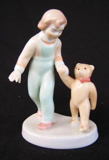 Aquincum - Meisje wandelt met haar teddybeertje (2) beschikbaar voor biedingen